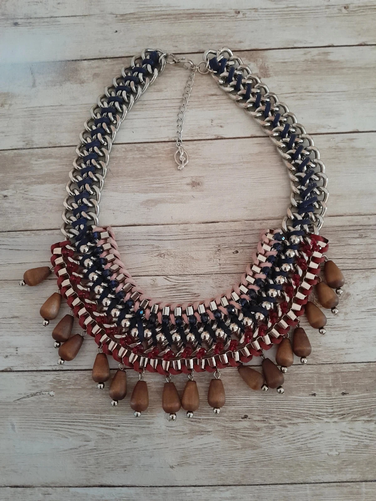 Collier qui arbore un look à la fois ethnique, bohème, rose, bordeau